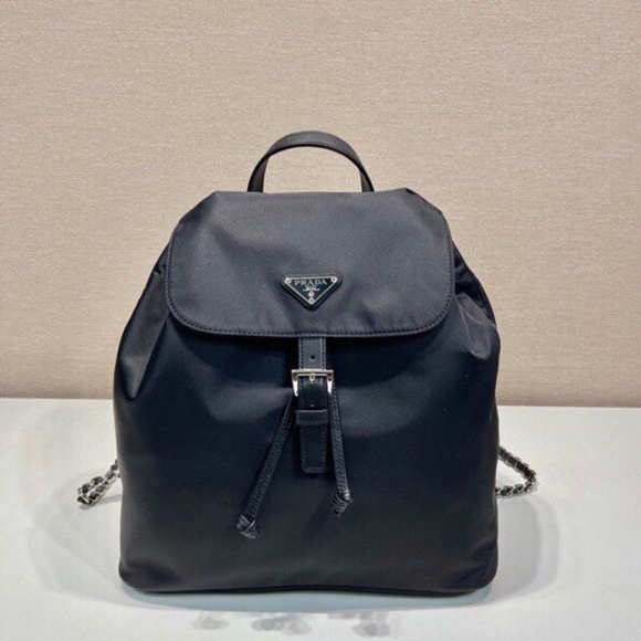 Prada ヴィンテージ リュック ナイロン ブラック 1BZ830 サイズ:32x30x14cm Prada ヴィンテージ リュック ナイロン ブラック 1BZ830 サイズ:32x30x14cm