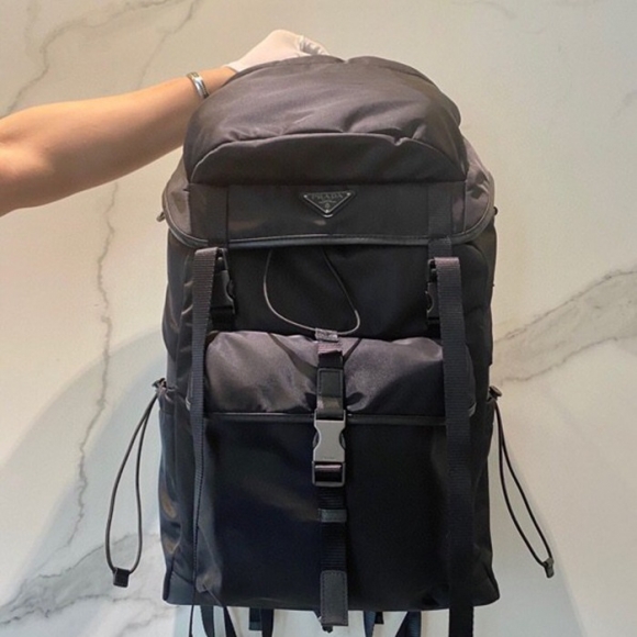 Prada 登山 リュック ナイロン ブラック 2VZ079 サイズ:52x32x19cm Prada 登山 リュック ナイロン ブラック 2VZ079 サイズ:52x32x19cm