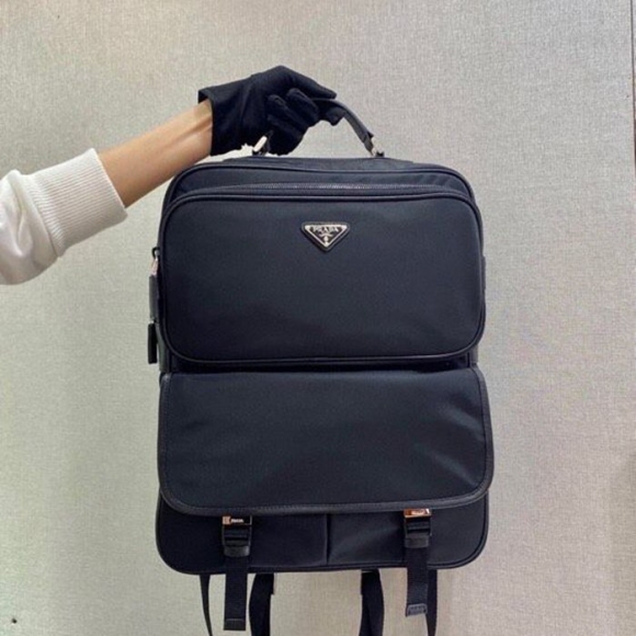 Prada リュック ファブリック ブラック 2VZ049 サイズ:38x30x13cm Prada リュック ファブリック ブラック 2VZ049 サイズ:38x30x13cm