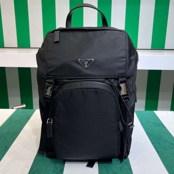 Prada リュック ナイロン ブラック 2VZ135 サイズ:45x27x17cm Prada リュック ナイロン ブラック 2VZ135 サイズ:45x27x17cm