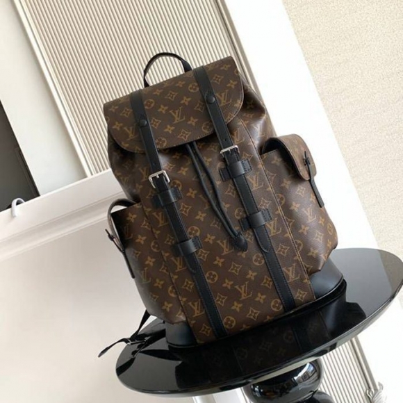 Louis Vuitton クリストファー ミディアムリュック モノグラム ブラック M43735 サイズ:44x38x12.5cm Louis Vuitton クリストファー ミディアムリュック モノグラム ブラック M43735 サイズ:44x38x12.5cm