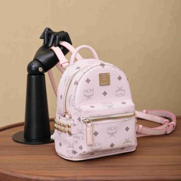 MCM スターク ライトミストピンク Xミニ クラシックモノグラム ピンク MMK6SVE92CO001 サイズ:21x17.5x10cm MCM スターク ライトミストピンク Xミニ クラシックモノグラム ピンク MMK6SVE92CO001 サイズ:21x17.5x10cm