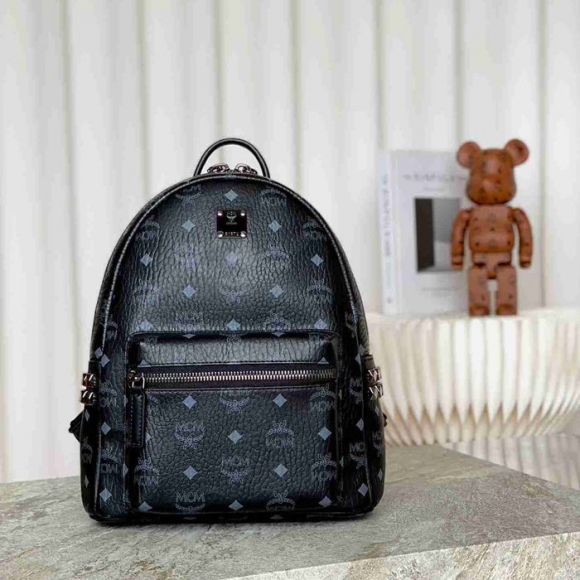 MCM スターク スモールスタッズ リュック クラシックモノグラム ブラック MMK6SVE37CO001 サイズ:33x26x13cm MCM スターク スモールスタッズ リュック クラシックモノグラム ブラック MMK6SVE37CO001 サイズ:33x26x13cm