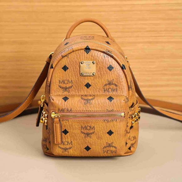 MCM スターク Xミニ スタッズ リュック クラシックモノグラム コニャック MMK6SVE92CO001 サイズ:21x17.5x10cm MCM スターク Xミニ スタッズ リュック クラシックモノグラム コニャック MMK6SVE92CO001 サイズ:21x17.5x10cm