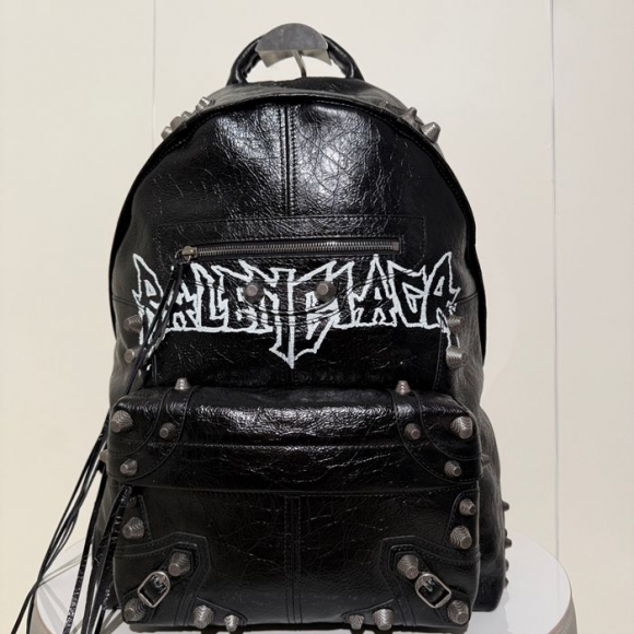 Balenciaga ルカゴール グラフィティ スタッズ リュック オールレザー ブラック 188024 サイズ:46x35x18cm Balenciaga ルカゴール グラフィティ スタッズ リュック オールレザー ブラック 188024 サイズ:46x35x18cm