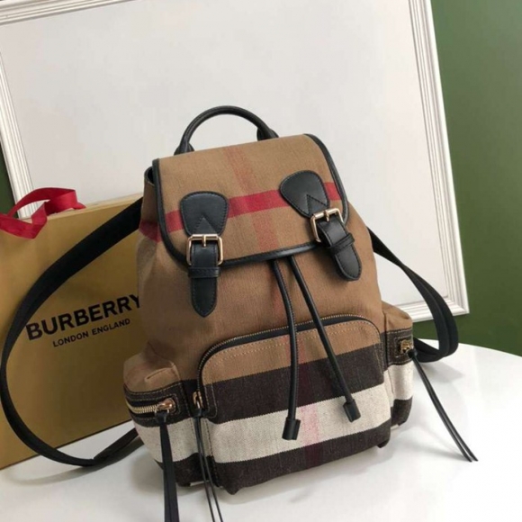 Burberry ザラックサック ミリタリーリュック タータンチェック ブラウン 2011 サイズ:32x22cm Burberry ザラックサック ミリタリーリュック タータンチェック ブラウン 2011 サイズ:32x22cm