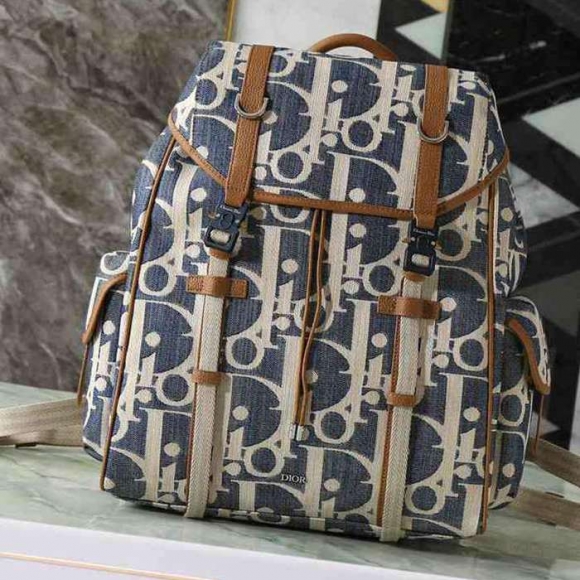 Dior ディオールヒットザロード フラップ リュック オブリーク ブルー 1HTBA205 サイズ:43x43x18cm Dior ディオールヒットザロード フラップ リュック オブリーク ブルー 1HTBA205 サイズ:43x43x18cm