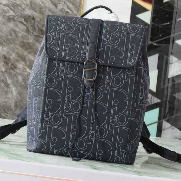 Dior ディオールデイリー フラップ リュック オールレザー ネイビー 1ESBA231 サイズ:41.5x30.5x15.5cm Dior ディオールデイリー フラップ リュック オールレザー ネイビー 1ESBA231 サイズ:41.5x30.5x15.5cm