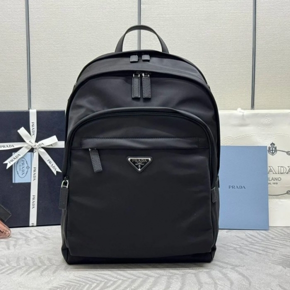 Prada クラシック リュック クロスカーフレザー ブラック 2VH048 サイズ:43.5x31x20cm Prada クラシック リュック クロスカーフレザー ブラック 2VH048 サイズ:43.5x31x20cm