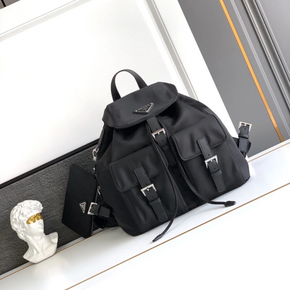Prada ナイロン リュック ナイロン ブラック 1BZ811 サイズ:32x30x15cm Prada ナイロン リュック ナイロン ブラック 1BZ811 サイズ:32x30x15cm