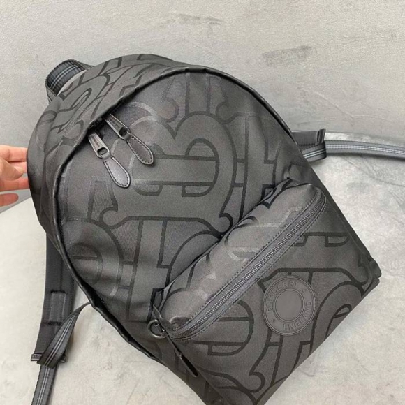 Burberry リュック ロゴジャガード カラフル 1095 サイズ:42.5x30.5x14.5cm Burberry リュック ロゴジャガード カラフル 1095 サイズ:42.5x30.5x14.5cm