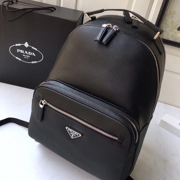 Prada 新作 リュック サフィアーノレザー ブラック 2VZ032 サイズ:39.5x27x16cm Prada 新作 リュック サフィアーノレザー ブラック 2VZ032 サイズ:39.5x27x16cm