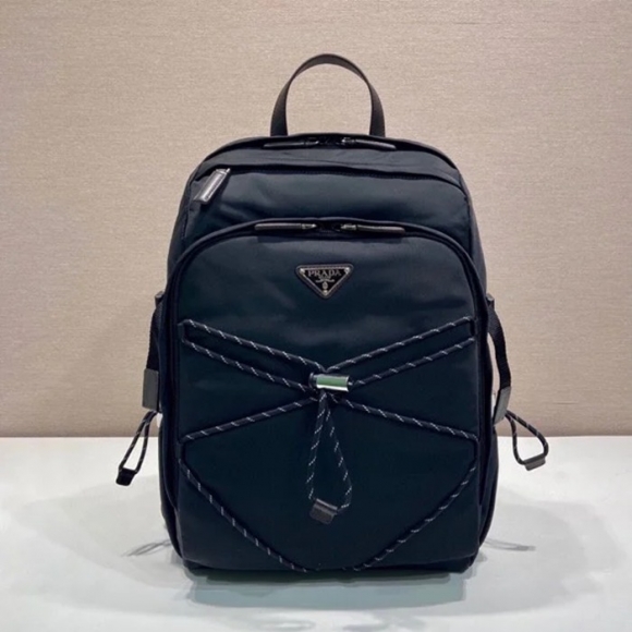 Prada リュック ナイロン ブラック 2VZ122 サイズ:42x29x14cm Prada リュック ナイロン ブラック 2VZ122 サイズ:42x29x14cm