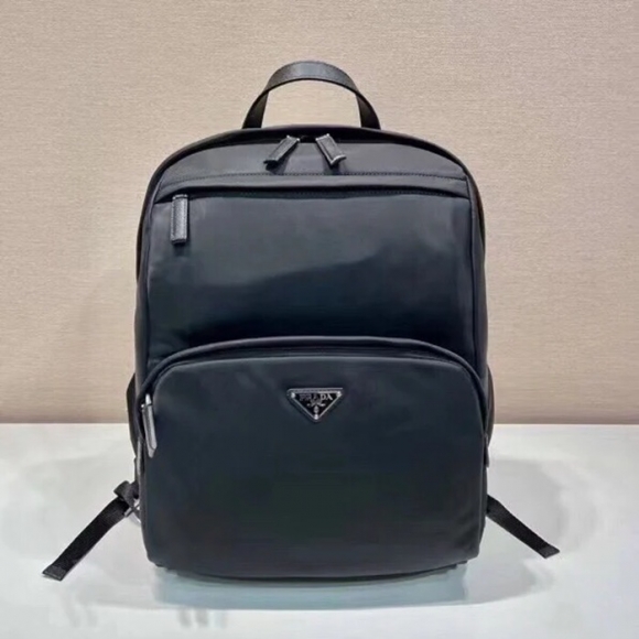 Prada 新作 リュック ナイロン ブラック 2VZ104 サイズ:39x30x15cm Prada 新作 リュック ナイロン ブラック 2VZ104 サイズ:39x30x15cm