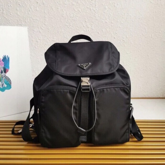 Prada リュック サフィアーノレザー ブラック 1BZ070 サイズ:32x30x16cm Prada リュック サフィアーノレザー ブラック 1BZ070 サイズ:32x30x16cm