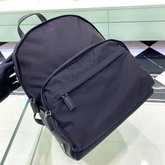 Prada リュック パラシュート生地 ナイロン ブラック 2VZ066 サイズ:40x29x17cm Prada リュック パラシュート生地 ナイロン ブラック 2VZ066 サイズ:40x29x17cm