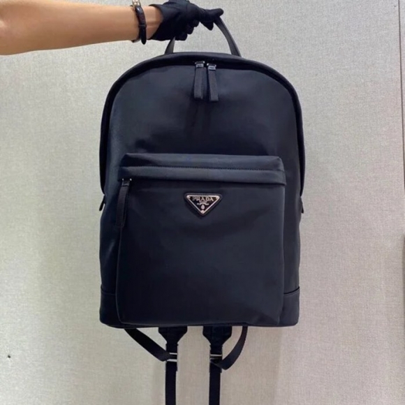 Prada リュック サフィアーノレザー ブラック 0382 サイズ:39x29x16cm Prada リュック サフィアーノレザー ブラック 0382 サイズ:39x29x16cm