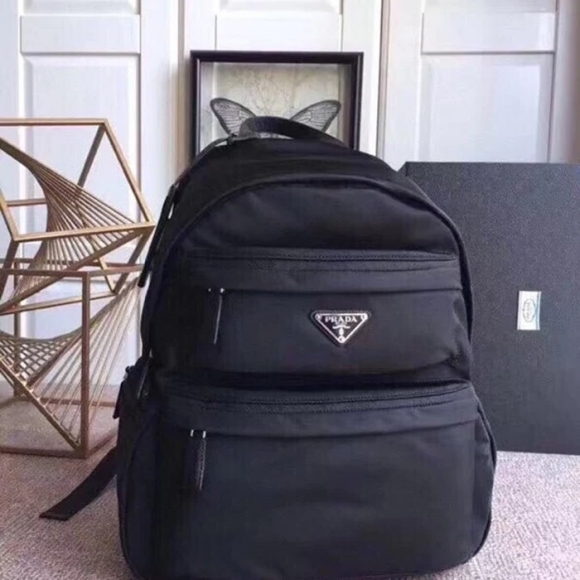 Prada リュック パラシュート生地 ナイロン ブラック 2VZ025 サイズ:40x29x17cm Prada リュック パラシュート生地 ナイロン ブラック 2VZ025 サイズ:40x29x17cm