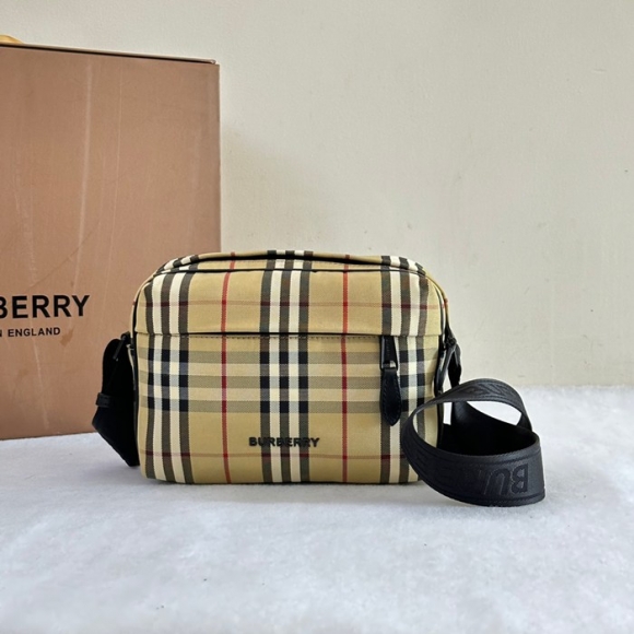 BURBERRY チェックパディバッグ サイズ:22.5x16x6.5cm BURBERRY チェックパディバッグ サイズ:22.5x16x6.5cm
