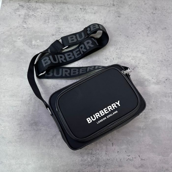 BURBERRY ECONYL素材斜め掛け サイズ:22.5x16x6.5cm BURBERRY ECONYL素材斜め掛け サイズ:22.5x16x6.5cm