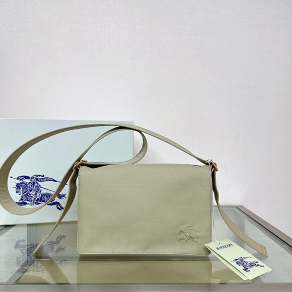 BURBERRY コットンブレンド斜め掛け トレンチ サイズ:25x16cm BURBERRY コットンブレンド斜め掛け トレンチ サイズ:25x16cm
