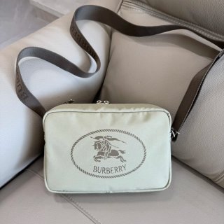 BURBERRY 3881 斜め掛け サイズ:26.5x18cm BURBERRY 3881 斜め掛け サイズ:26.5x18cm