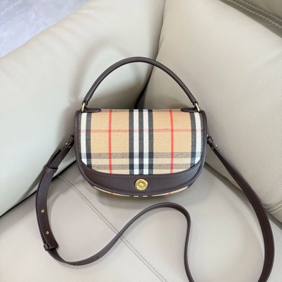 BURBERRY 2160 カーフスキン チェック 斜め掛けバッグ クラシックチェック 24x18cm サイズ:24x18cm BURBERRY 2160 カーフスキン チェック 斜め掛けバッグ クラシックチェック 24x18cm サイズ:24x18cm
