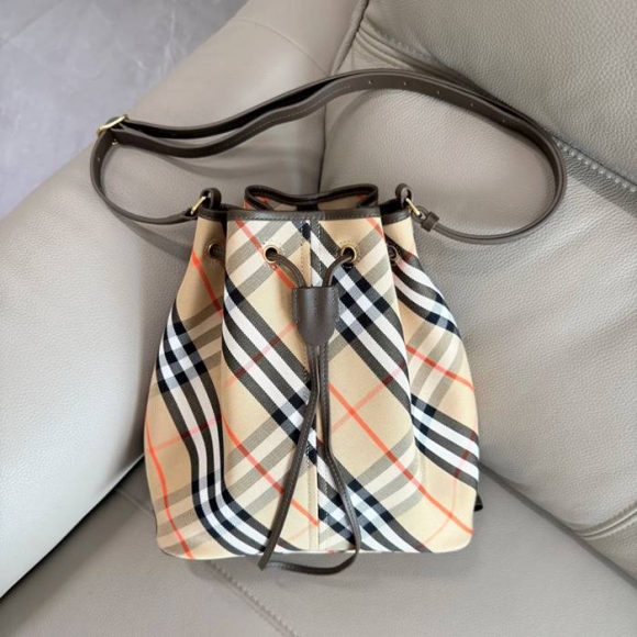 BURBERRY 8711 カーフスキン チェック 斜め掛けバッグ クラシックチェック 29x28x16cm サイズ:29x28x16cm BURBERRY 8711 カーフスキン チェック 斜め掛けバッグ クラシックチェック 29x28x16cm サイズ:29x28x16cm