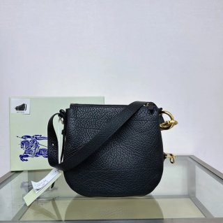 BURBERRY ナイトバトルバッグ 粒紋カーフ サイズ:24x23cm BURBERRY ナイトバトルバッグ 粒紋カーフ サイズ:24x23cm