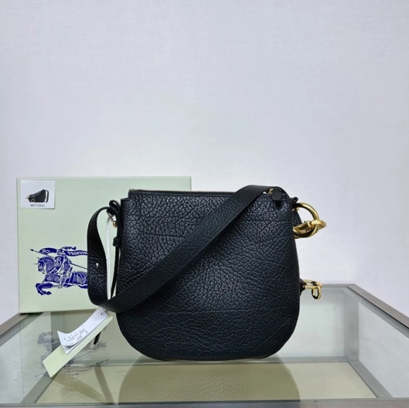 BURBERRY ナイトバトルバッグ 粒紋カーフ サイズ:24x23cm BURBERRY ナイトバトルバッグ 粒紋カーフ サイズ:24x23cm