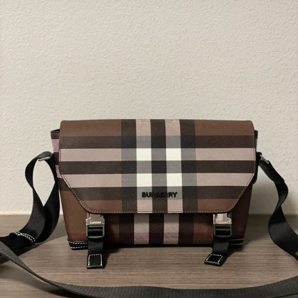 BURBERRY ブラウンチェックメッセンジャー サイズ:29x17.5x8.5cm BURBERRY ブラウンチェックメッセンジャー サイズ:29x17.5x8.5cm
