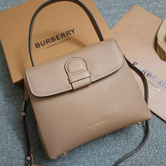 BURBERRY 89019 カーフスキン チェック 斜め掛けバッグ クラシックチェック 26x21x12cm サイズ:26x21x12cm BURBERRY 89019 カーフスキン チェック 斜め掛けバッグ クラシックチェック 26x21x12cm サイズ:26x21x12cm