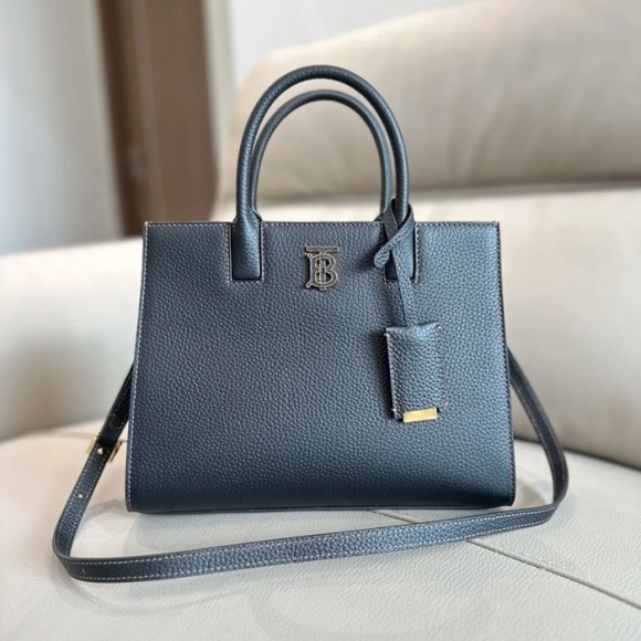 BURBERRY 0441 カーフスキン 斜め掛けバッグ TB 27x20x11cm サイズ:27x20x11cm BURBERRY 0441 カーフスキン 斜め掛けバッグ TB 27x20x11cm サイズ:27x20x11cm