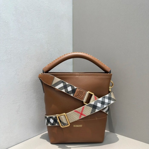 BURBERRY 5941 カーフスキン ベージュ 斜め掛けバッグ クラシックチェック 22x21cm サイズ:22x21cm BURBERRY 5941 カーフスキン ベージュ 斜め掛けバッグ クラシックチェック 22x21cm サイズ:22x21cm