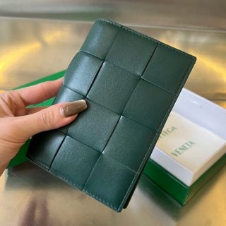 BOTTEGA VENETA BV 777046 カセット パスポートケース 編み羊皮 13.6x10.5cm サイズ:13.6x10.5cm BOTTEGA VENETA BV 777046 カセット パスポートケース 編み羊皮 13.6x10.5cm サイズ:13.6x10.5cm
