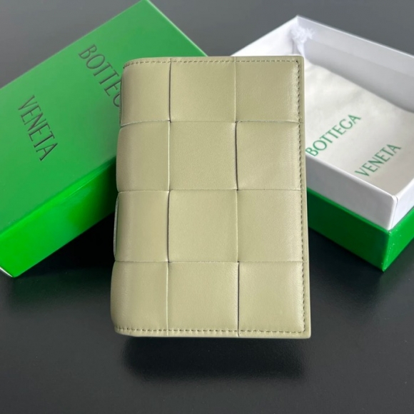 BOTTEGA VENETA BV 777046 カセット パスポートケース 編み羊皮 13.6x10.5cm サイズ:13.6x10.5cm BOTTEGA VENETA BV 777046 カセット パスポートケース 編み羊皮 13.6x10.5cm サイズ:13.6x10.5cm