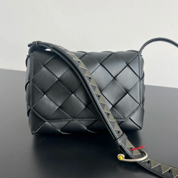 BOTTEGA VENETA BV 817921 ヘビ年限定 ディアゴ サイズ:22.5x16.5x5.5cm BOTTEGA VENETA BV 817921 ヘビ年限定 ディアゴ サイズ:22.5x16.5x5.5cm