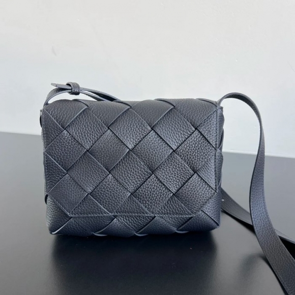 BOTTEGA VENETA BV 795637 ディアゴ斜め掛け サイズ:22.5x16.5x5.5cm BOTTEGA VENETA BV 795637 ディアゴ斜め掛け サイズ:22.5x16.5x5.5cm