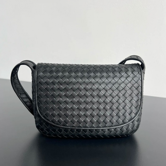 BOTTEGA VENETA BV 843836 ヴェネトフラップ斜め掛け サイズ:26x18.5cm BOTTEGA VENETA BV 843836 ヴェネトフラップ斜め掛け サイズ:26x18.5cm