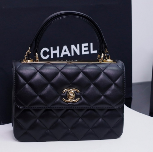 CHANEL ブラック×ゴールド 25×17×12cm サイズ:25×17×12cm CHANEL ブラック×ゴールド 25×17×12cm サイズ:25×17×12cm