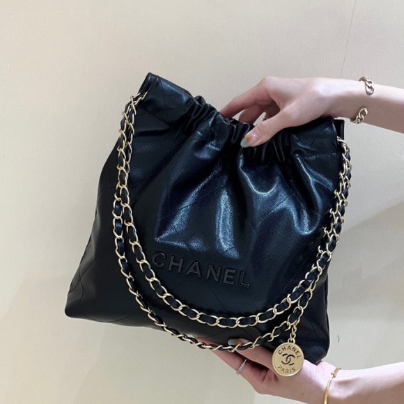 CHANEL カーフレザー ブラック×ゴールド クラシック ファッショナブル 37×35×7cm サイズ:37×35×7cm