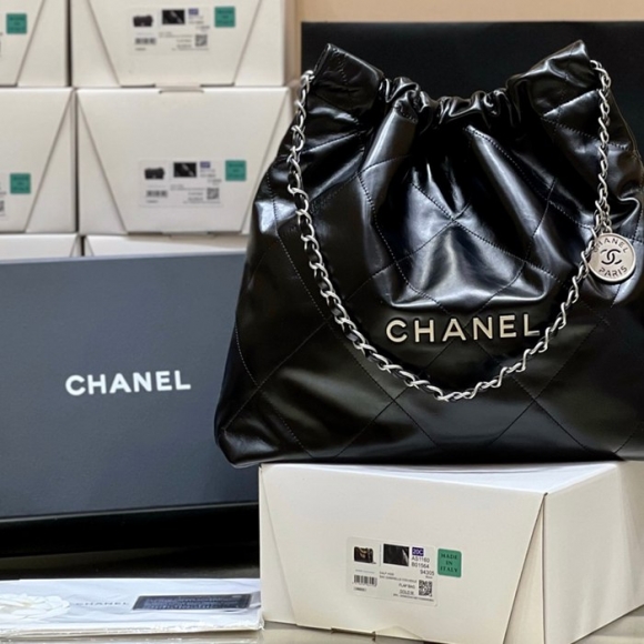 CHANEL カーフレザー ブラック×シルバー クラシック ファッショナブル 42×39×8cm サイズ:42×39×8cm CHANEL カーフレザー ブラック×シルバー クラシック ファッショナブル 42×39×8cm サイズ:42×39×8cm
