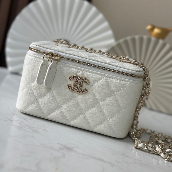 CHANEL 66033 ホワイト 斜め掛けバッグ 17×9.5×8cm サイズ:17×9.5×8cm