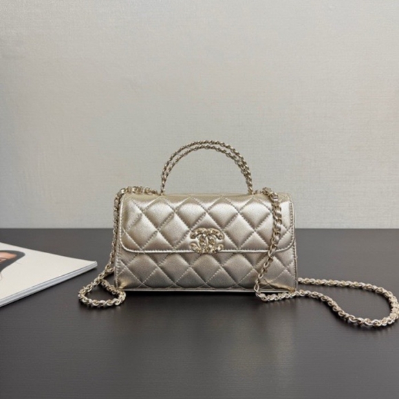 CHANEL カーフレザー 菱格紋 レッド×ゴールド ショルダーバッグ クラシック 春夏 18×10×4.5cm サイズ:18×10×4.5cm CHANEL カーフレザー 菱格紋 レッド×ゴールド ショルダーバッグ クラシック 春夏 18×10×4.5cm サイズ:18×10×4.5cm