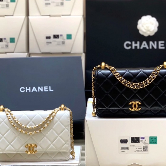 CHANEL AP2289 カーフレザー ブラック×ホワイト×レッド×グリーン×ゴールド 斜め掛けバッグ 19×12×3.5cm サイズ:19×12×3.5cm CHANEL AP2289 カーフレザー ブラック×ホワイト×レッド×グリーン×ゴールド 斜め掛けバッグ 19×12×3.5cm サイズ:19×12×3.5cm