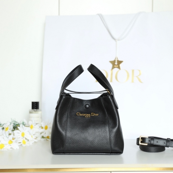 DIOR カーフレザー、レザー レター ブラック、ゴールド 斜め掛けバッグ、ショルダーバッグ、ハンドバッグ 小 ヴィンテージ 21.0x19.0x11.0cm サイズ:21x19x11cm DIOR カーフレザー、レザー レター ブラック、ゴールド 斜め掛けバッグ、ショルダーバッグ、ハンドバッグ 小 ヴィンテージ 21.0x19.0x11.0cm サイズ:21x19x11cm