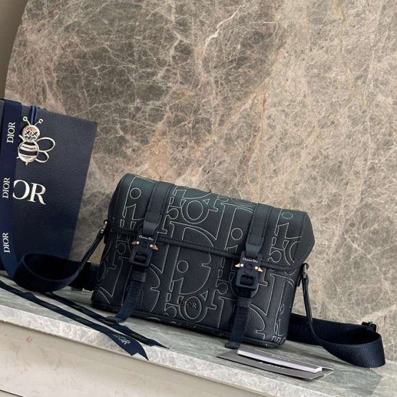 DIOR フラップメッセンジャー ディオールグラビティアウトライン サイズ:24x18cm DIOR フラップメッセンジャー ディオールグラビティアウトライン サイズ:24x18cm