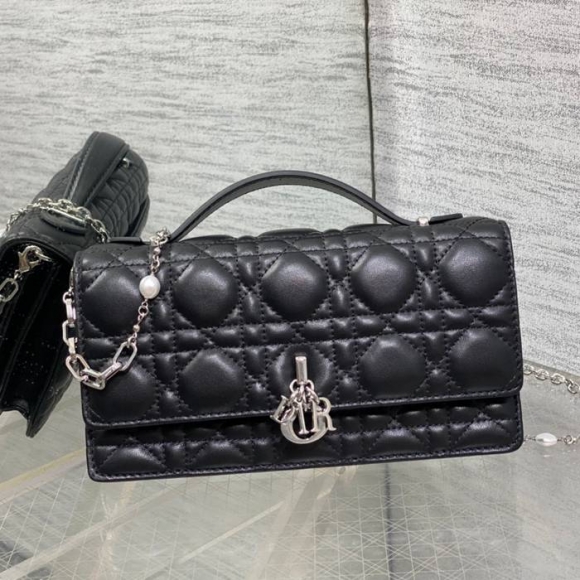 DIOR ラムレザー、チェーン レター ブラック、シルバー ハンドバッグ、チェーンバッグ クラシック 21.0x11.0x5.0cm サイズ:21x11cm DIOR ラムレザー、チェーン レター ブラック、シルバー ハンドバッグ、チェーンバッグ クラシック 21.0x11.0x5.0cm サイズ:21x11cm