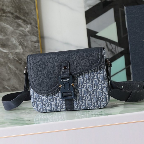 DIOR サドルメッセンジャー オブリーク 水色 サイズ:23x17.5cm DIOR サドルメッセンジャー オブリーク 水色 サイズ:23x17.5cm