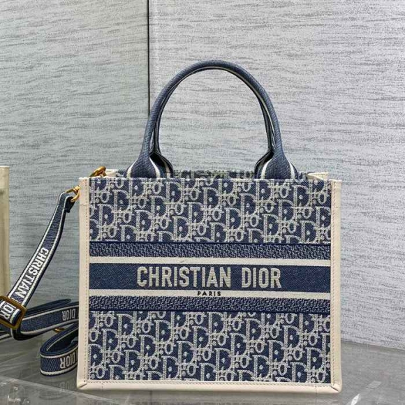 DIOR 8004 カーフレザー 刺繍、レター ホワイト、ブルー 斜め掛けバッグ、トートバッグ 小 クラシック 26.0x21.0x12.0cm サイズ:26x21x12cm DIOR 8004 カーフレザー 刺繍、レター ホワイト、ブルー 斜め掛けバッグ、トートバッグ 小 クラシック 26.0x21.0x12.0cm サイズ:26x21x12cm
